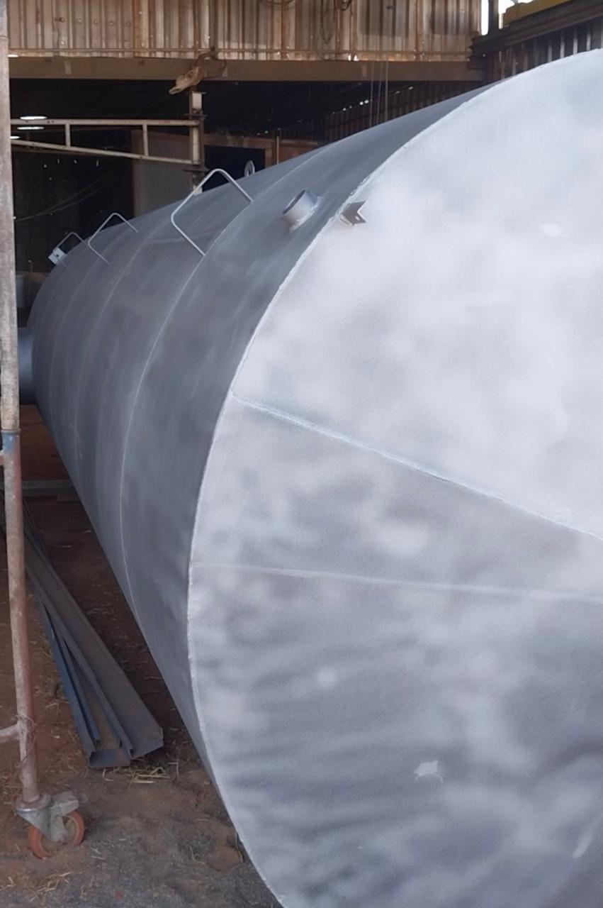 Tanque cilíndrico industrial de grande porte após jateamento pela JG